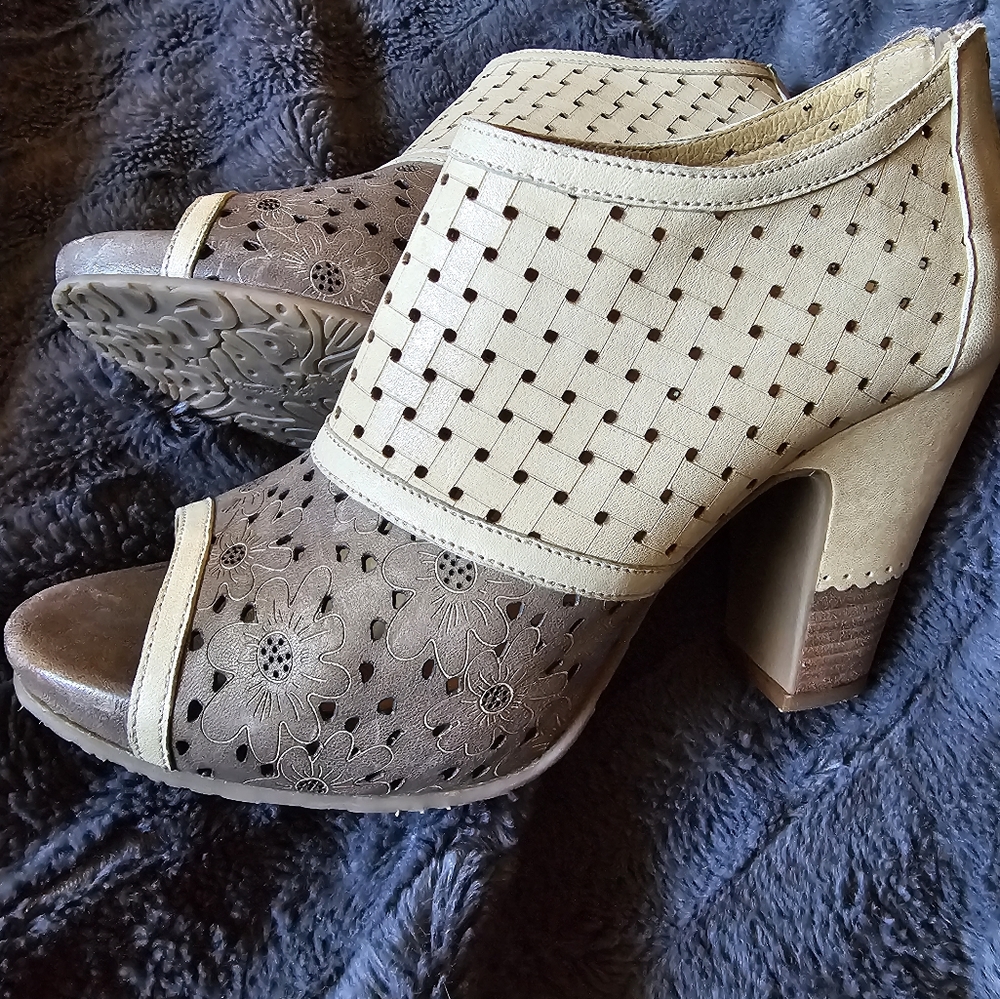 Size 40 Gold Button Cream & Taupe Flowered Shootie